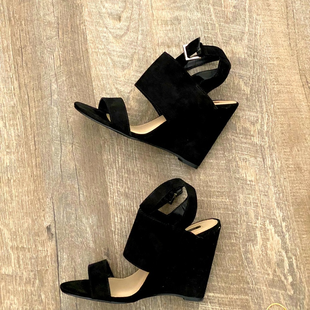 Gorgeous 3inch wedge black velvet sandals!!